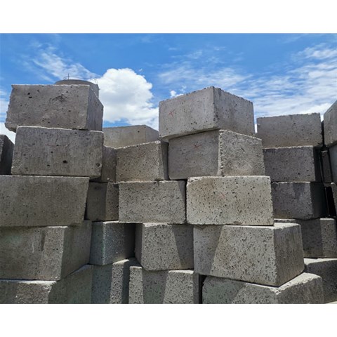 預(yù)制光伏墩和現(xiàn)場澆筑光伏墩相比，各自在施工效率和成本控制上有什么特點(diǎn)？