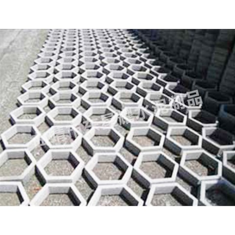 在寒冷地區(qū)，護(hù)坡磚是否會(huì)因凍融循環(huán)出現(xiàn)碎裂，選擇時(shí)需重點(diǎn)關(guān)注哪些材質(zhì)特性？